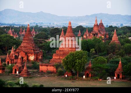 Sehen Sie Landschaft und Ruinen Stadtbild Weltkulturerbe mit über 2000 Pagoden und Tempel schauen von der Mingalar Zedi Pagode or Mingalazedi paya Tempel bei Stockfoto