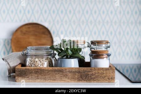Lagerung von Großprodukten und Getreide in Glasgefäßen. Konzept Zero Waste. Stockfoto