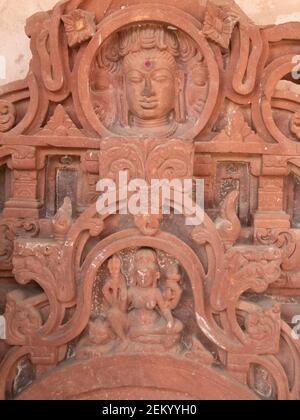 Ein Flachrelief Schnitzwerk von hinduistischen Feinheiten bei harschat mata Tempel im Dorf abhaneri in der indischen Bundesstaat rajasthan Stockfoto