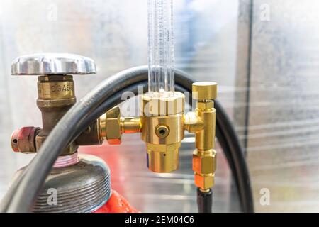 Roter Sauerstoffgastank für Industrieschweißen im Werk Stockfoto