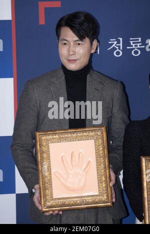 12. November 2020 - Seoul, Südkorea : der südkoreanische Schauspieler Jung Woo-sung nimmt am 12. November 2020 an einer Hands Printing-Veranstaltung für die "Blue Dragon Film Awards 41st" im CGV Cinema in Seoul, Südkorea, Teil. (Foto: Lee Young-ho/Sipa USA)
