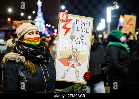 Ein Protestler in einer Regenbogenmaske hält während der Demonstration ein Plakat mit der Aufschrift "Kämpfe wie ein Mädchen". Nach Der Polnischen Verfassung Cou Stockfoto