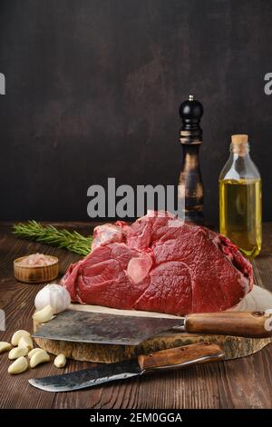 Rohes frisches Rindfleisch Schaft Cross-Cut auf Holzhintergrund Stockfoto