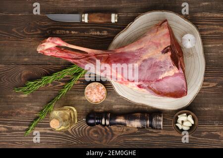 Roh frisches junges Rindfleisch Bein auf Holzhintergrund Stockfoto