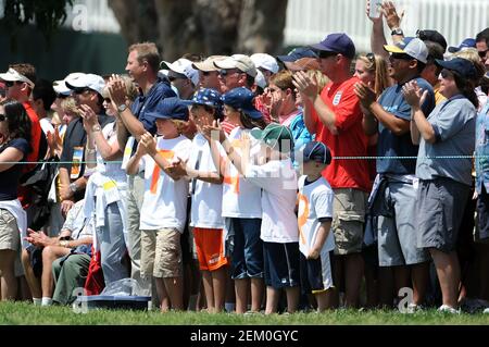 San Diego, Kalifornien. 15th. Juni 2008. Junge Fans beobachten, wie Tiger Woods am 5th-Loch-Sonntag während der Finalrunde der US Open auf dem Torrey Pines Golfplatz in La Jolla California abschlägt. Louis Lopez/Cal Sport Media. Kredit: csm/Alamy Live Nachrichten Stockfoto