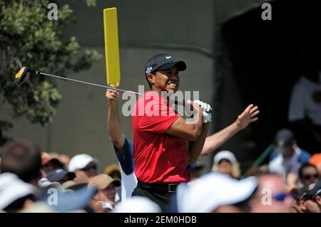 San Diego, Kalifornien. 15th. Juni 2008. Tiger Woods (USA) schlägt am 7th-Loch-Sonntag ab, Woods kämpfte sichtlich mit den Schmerzen in seinem Knie, die nach seinen Schüssen zuwinken, während der Finalrunde der US Open auf dem Torrey Pines Golfplatz in La Jolla California. Louis Lopez/Cal Sport Media. Kredit: csm/Alamy Live Nachrichten Stockfoto