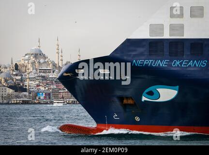 istanbul, Türkei - 07. Januar 2021 : Foto von Neptune Lines riesiges Auto-Transportschiff Ro-Ro (Roll On Roll Off), das in der Nähe des Hafens von istanbul kreuzt Stockfoto