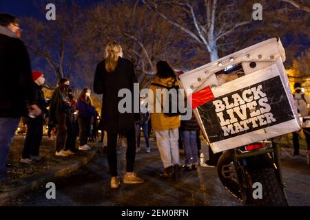 Washington, DC, USA, 23. Februar 2021. Im Bild: Ein Motorrad mit einem Black Lives Matter-Schild, das bei einer Kerzenlichtmahnwache für Ahmaud Arbery zum ersten Todestag parkte. Arbery, ein schwarzer Mann, wurde während des Joggens von zwei weißen Männern in Glynn County, Georgia, ermordet. Kredit: Allison C Bailey/Alamy Live Nachrichten Stockfoto