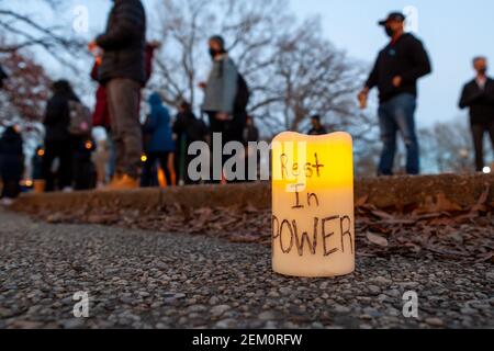 Washington, DC, USA, 23. Februar 2021. Im Bild: Eine Kerze, die "Ruhe an der Macht" sagt, sitzt auf dem Boden während einer Kerzenlichtmahnwache zum ersten Jahrestag des Todes von Ahmaud Arbery. Arbery, ein schwarzer Mann, wurde während des Joggens von zwei weißen Männern in Glynn County, Georgia, ermordet. Kredit: Allison C Bailey/Alamy Live Nachrichten Stockfoto