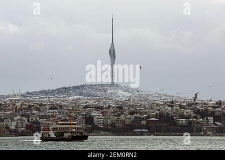 istanbul, Türkei - 07. Januar 2021 : Blick auf das Kadikoy Viertel und den Kucuk Camlica Fernsehradio-Turm am Horizont, Istanbul, Türkei Stockfoto