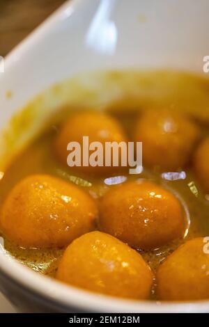 Hong Kong klassische Street Food, Curry Fischbällchen Stockfoto