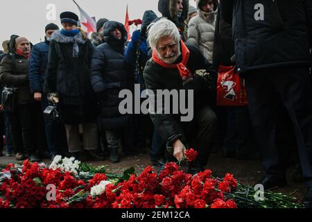 Moskau, Russland. Februar 2021, 23rd. Anhänger der Kommunistischen Partei Russlands (KPRF) legen am 23. Februar 2021 in Moskau, Russland, Blumen in das Grab des unbekannten Soldaten. Quelle: Evgeny Sinitsyn/Xinhua/Alamy Live News Stockfoto