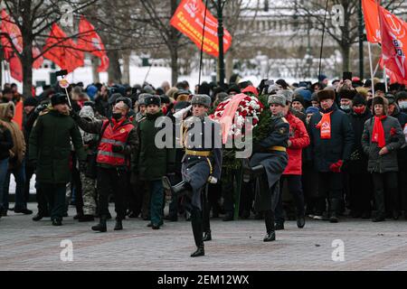 Moskau, Russland. Februar 2021, 23rd. Am 23. Februar 2021 wird in Moskau, Russland, eine Kranzniederlegung zum Grab des unbekannten Soldaten anlässlich der Feier des Vaterlandstags des Verteidigers gefeiert. Quelle: Evgeny Sinitsyn/Xinhua/Alamy Live News Stockfoto