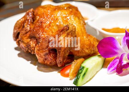 Ein verführerisches, knusprig gebratenes Hähnchen Stockfoto