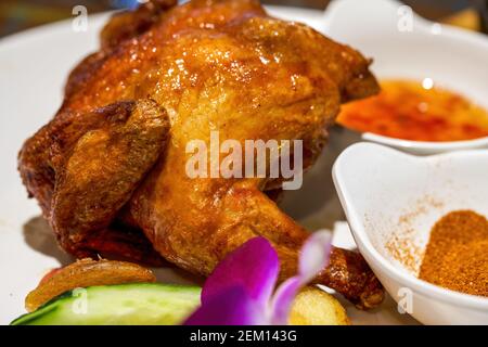 Ein verführerisches, knusprig gebratenes Hähnchen Stockfoto