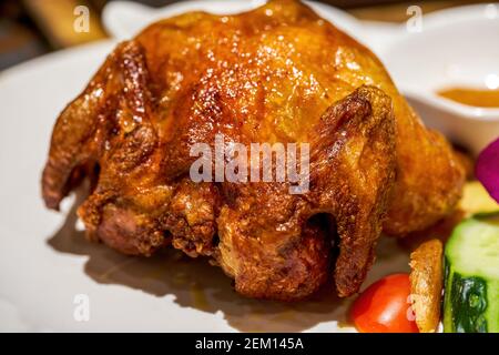 Ein verführerisches, knusprig gebratenes Hähnchen Stockfoto