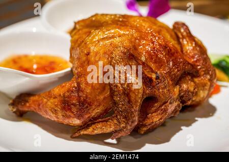 Ein verführerisches, knusprig gebratenes Hähnchen Stockfoto