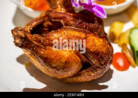 Ein verführerisches, knusprig gebratenes Hähnchen Stockfoto