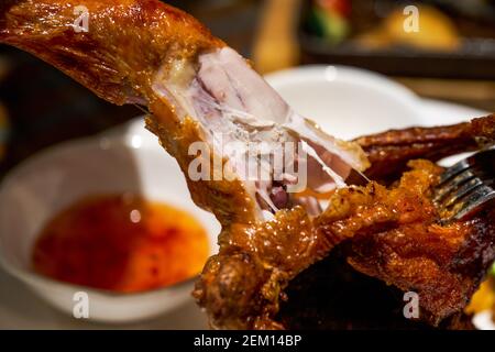 Ein verführerisches, knusprig gebratenes Hähnchen Stockfoto