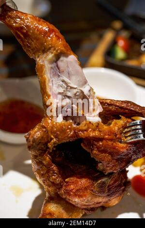 Ein verführerisches, knusprig gebratenes Hähnchen Stockfoto