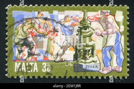 MALTA - UM 1981: Briefmarke gedruckt von Malta, zeigt Prägemünzen, um 1981 Stockfoto