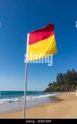 Rote und gelbe Flagge, die auf einen sicheren und bewachten Strand in Australien hinweist Stockfoto