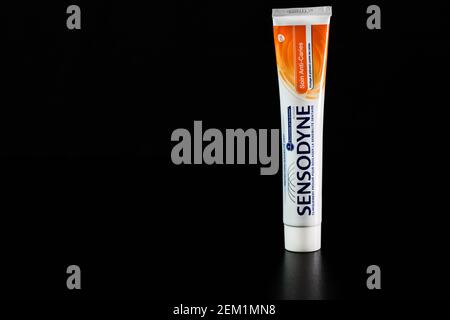 Sensodyne Zahnpasta Tube auf schwarzem Hintergrund. Bukarest, Rumänien, 2021 Stockfoto