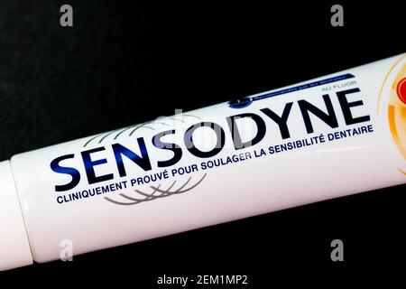 Sensodyne Zahnpasta Tube auf schwarzem Hintergrund. Bukarest, Rumänien, 2021 Stockfoto
