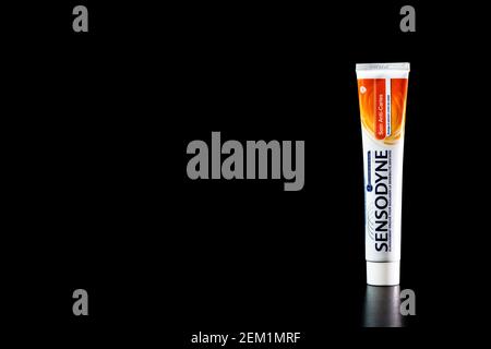 Sensodyne Zahnpasta Tube auf schwarzem Hintergrund. Bukarest, Rumänien, 2021 Stockfoto