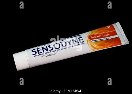 Sensodyne Zahnpasta Tube auf schwarzem Hintergrund. Bukarest, Rumänien, 2021 Stockfoto