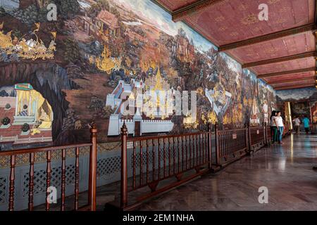 Blick auf Wandmalereien an einer verzierten Wand im berühmten war Phra Kaew, auch bekannt als der große Palast in Bangkok. Stockfoto