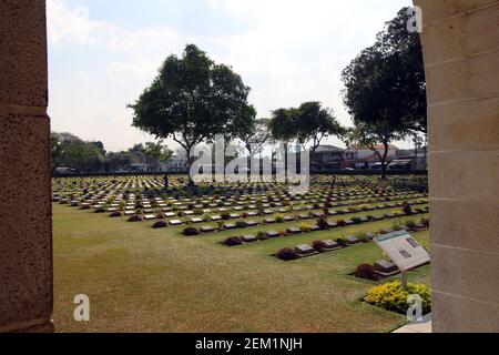 KANCHANABURI, THAILAND - 18. MÄRZ 2018 Commonwealth Kriegsgräber, Kanchanaburi Kriegsfriedhof Eingangsbogen mit Parzellen 2, 4 und 6 Stockfoto