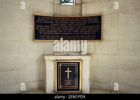 KANCHANABURI, THAILAND - 18. MÄRZ 2018 Commonwealth war Graves, Kanchanaburi war Cemetery Memorial innerhalb des Eingangs Stockfoto