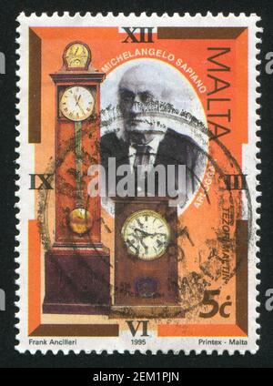 MALTA - UM 1995: Briefmarke gedruckt von Malta, zeigt Michelangelo Sapiano, langes Etui und kleinere Uhr, um 1995 Stockfoto