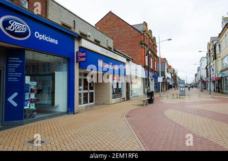 Rhyl, Denbighshire; Großbritannien: 21. Feb 2021: Eine allgemeine Szene der High Street an einem Sonntagnachmittag während der Pandemie-Sperre. Stockfoto