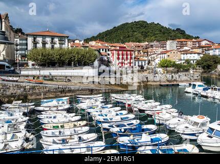 Blick auf den Hafen von Mundaka an der Mündung des Urdaibai Ria im Golf von Biskaya im Baskenland, Spanien. Mundaka ist berühmt für seine Brandung Stockfoto