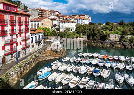 Blick auf den Hafen von Mundaka an der Mündung des Urdaibai Ria im Golf von Biskaya im Baskenland, Spanien. Mundaka ist berühmt für seine Brandung Stockfoto