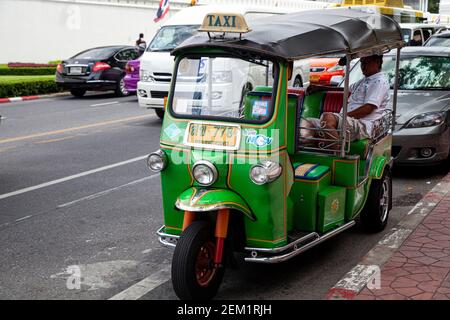 Eine Auto-Rikscha, auch bekannt als Tuk Tuk geparkt auf der Seite einer Straße in Bangkok, Thailand. Stockfoto