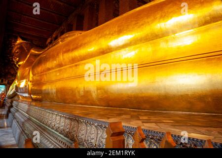 Nahaufnahme der Statue von Reclining Buddha im berühmten Wat Pho in Bangkok, Thailand. Stockfoto