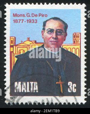 MALTA - UM 1983: Briefmarke gedruckt von Malta, zeigt Msgr. Giuseppe De Piro, Gründer der Missionsgesellschaft St. Paul, um 1983 Stockfoto