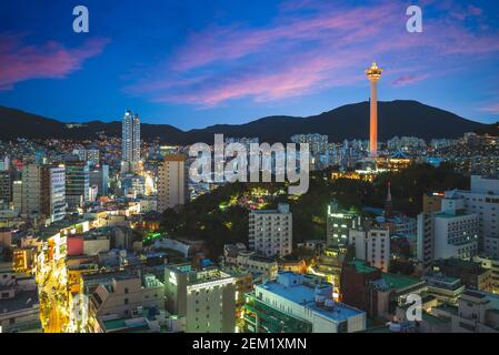 Nachtansicht von busan mit busan Turm in Südkorea Stockfoto