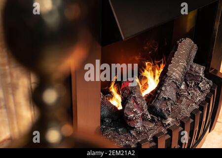Holzstämme brennen im Kamin aus der Nähe Stockfoto