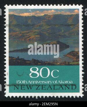 NEUSEELAND - UM 1990: Briefmarke gedruckt von Neuseeland, zeigt Akaroa Harbour, um 1990 Stockfoto