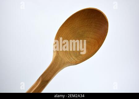 Produkte aus natürlichem handgefertigtem Baum. Großer Holzlöffel mit Schnitzereien. Schöne und ungewöhnliche Dinge auf weißem Hintergrund. Stockfoto