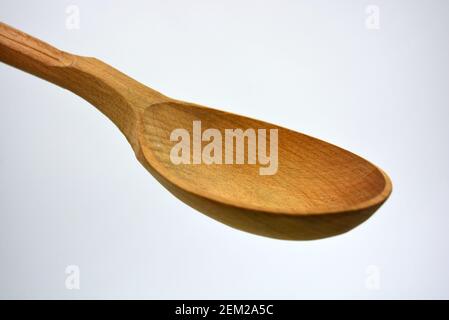 Produkte aus natürlichem handgefertigtem Baum. Großer Holzlöffel mit Schnitzereien. Schöne und ungewöhnliche Dinge auf weißem Hintergrund. Stockfoto