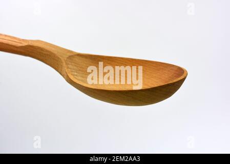 Produkte aus natürlichem handgefertigtem Baum. Großer Holzlöffel mit Schnitzereien. Schöne und ungewöhnliche Dinge auf weißem Hintergrund. Stockfoto