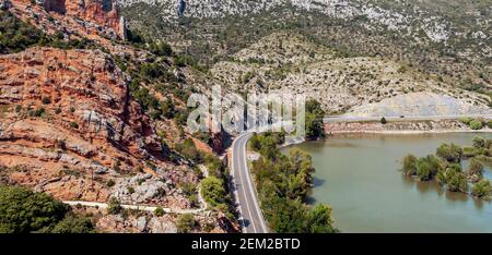 See in den pyrenäen, umgeben von Naturlandschaft Stockfoto