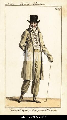 Junge Dandy in lässigem Outfit. Er trägt einen Zylinderhut, cravatte, Weste, Reitmantel, Pantalons und Stiefel. Kostüm Neglige d'un jeune homme. Handkolorierter Kupferstich von Pierre-Charles Baquoy nach Carle Vernet aus Pierre de la Mesangeres Journal des Dames et des Modes, Magazine of Women and Fashion, Paris, an 12, 1804. Stockfoto
