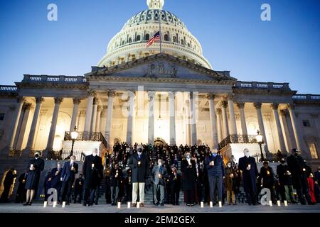 Washington, DC, USA. Februar 2021, 23rd. Eine parteiübergreifende Gruppe von Mitgliedern des US-Kongresses nimmt an einem Moment des Schweigens für die 500.000 amerikanischen Leben Teil, die COVID-19 auf den Stufen des Kapitols in Washington, DC, die Vereinigten Staaten am 23. Februar 2021 verloren. Kredit: Ting Shen/Xinhua/Alamy Live Nachrichten Stockfoto