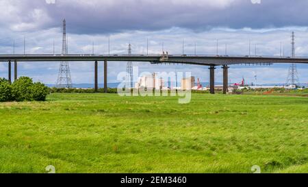 Pille, North Somerset, England, Großbritannien - Juni 08, 2019: Die avonmouth Brücke, die die M5 über den Fluss Avon, von der Pille Vorland gesehen Stockfoto